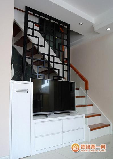 客厅电视背景墙以及楼梯这一块,木花格代表的是中式元素,选择了